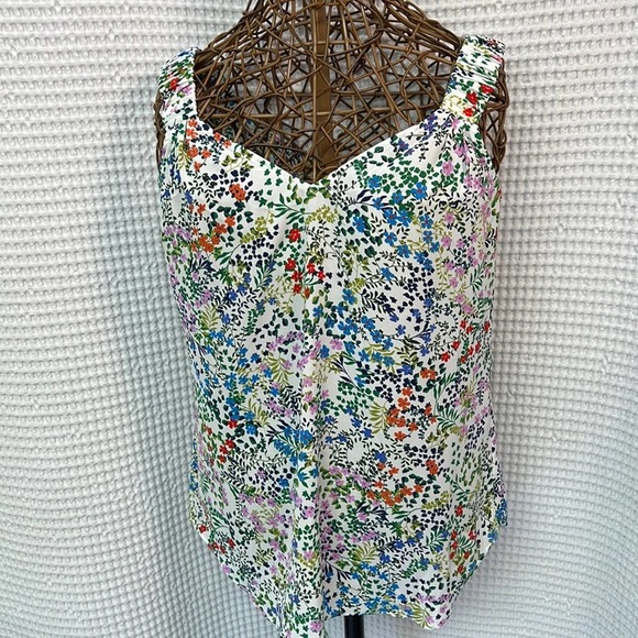 CAbi Tops - Cabi Beautiful Floral V-Neck Sleeveless Blouse. Size XS. Runs bigger. NWOT.